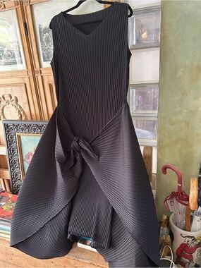 Issey Miyake  Women's Black Pleated Tie-Waist Midi Dress Classic Style